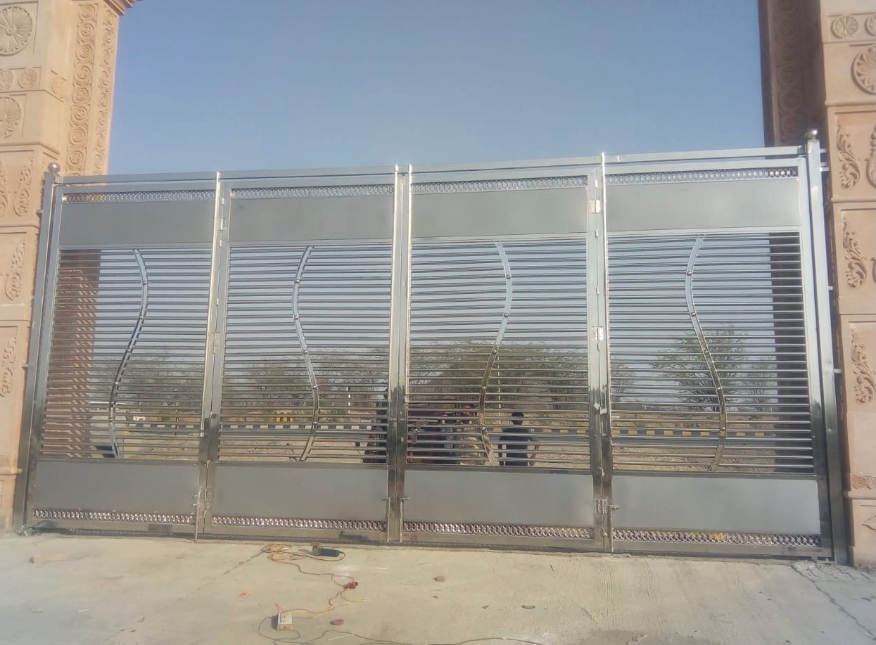 Portón inoxidable con lamas curvas decorativas